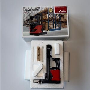 Linde R16 1/25 Diecast Reach Truck Metal Collectible Model with Pallet